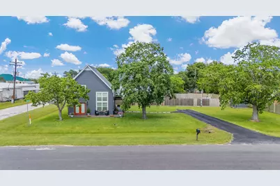 201 Texas Avenue S, Anahuac, TX 77514 - Photo 2