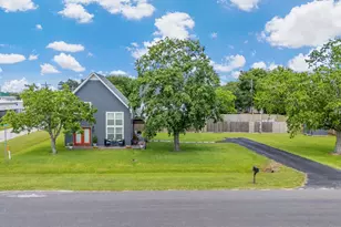 201 Texas Ave S, Anahuac, TX 77514 - Photo 2