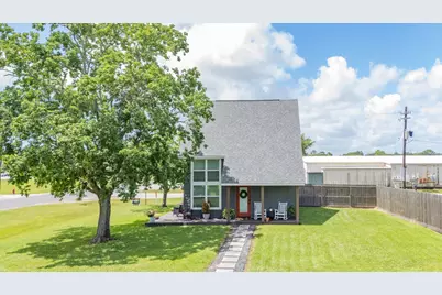 201 Texas Avenue S, Anahuac, TX 77514 - Photo 14