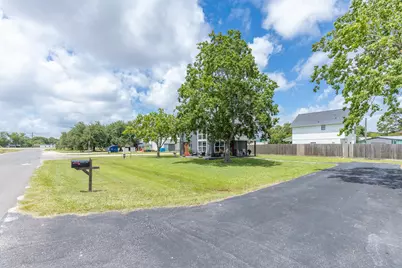 201 Texas Avenue S, Anahuac, TX 77514 - Photo 8