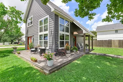 201 Texas Avenue S, Anahuac, TX 77514 - Photo 12