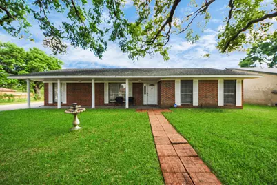 2213 Mockingbird Street, Baytown, TX 77520 - Photo 2