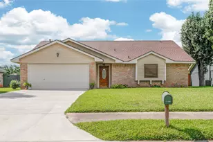 103 Sunflower St, Lake Jackson, TX 77566 - Photo 2