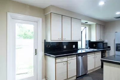 5564 Aspen Street, Bellaire, TX 77401 - Photo 18
