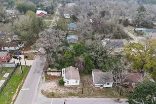 1918 Roosevelt St, Huntsville, TX 77320 - Photo 4