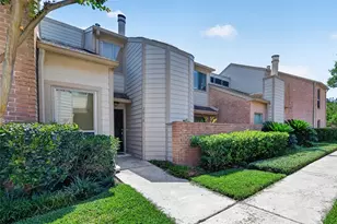 2010 Augusta Dr, Houston, TX 77057 - Photo 2