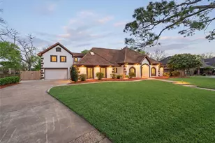 1205 Tall Pines Dr, Friendswood, TX 77546 - Photo 2