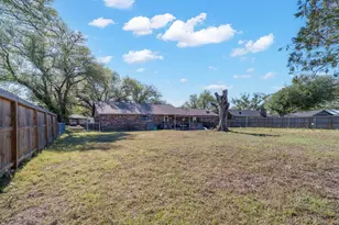 672 Bending Oaks Dr, Bellville, TX 77418 - Photo 18