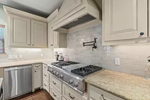 1106 W 18th St, Houston, TX 77008 - Photo 6
