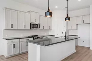 3921 Sterling Springs Ln, League City, TX 77573 - Photo 4