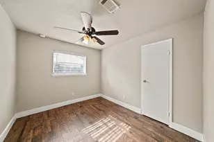 2118 N Austin Ave, Pearland, TX 77581 - Photo 8