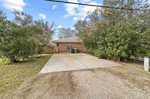 2118 N Austin Ave, Pearland, TX 77581 - Photo 1