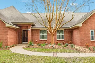 117 Dewberry Dr, Lake Jackson, TX 77566 - Photo 2