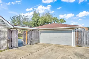 34 W Dansby Dr, Galveston, TX 77551 - Photo 2