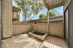 9433 Pagewood Ln, Houston, TX 77063 - Photo 4