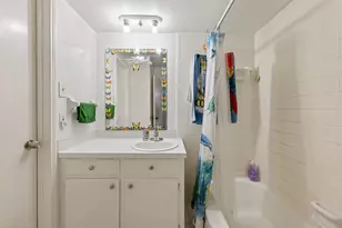 235 W Tri Oaks Ln, Houston, TX 77043 - Photo 8