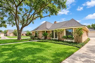 3030 S Blue Meadow Cir, Sugar Land, TX 77479 - Photo 2
