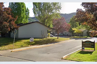 1465 NE 10th St, Other, OR 97526 - Photo 2