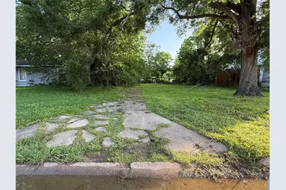 5307 Willow Glen Drive, Houston, TX 77033 - Photo 2