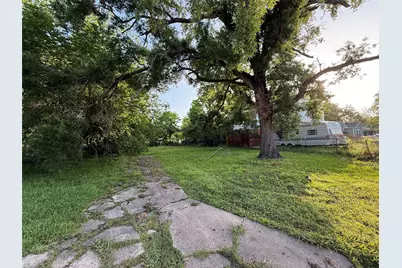 5307 Willow Glen Drive, Houston, TX 77033 - Photo 10