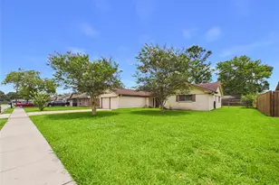 1909 Tracy Lynn Ln, Alvin, TX 77511 - Photo 2