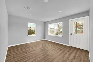 10705 Munn St, Houston, TX 77029 - Photo 4