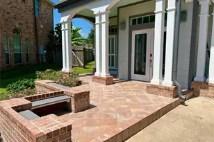 341 Lasso St, Angleton, TX 77515 - Photo 2