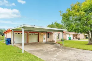 429 E Kiber St, Angleton, TX 77515 - Photo 2