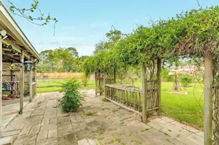 429 E Kiber St, Angleton, TX 77515 - Photo 8