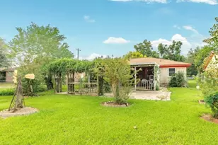 429 E Kiber St, Angleton, TX 77515 - Photo 6
