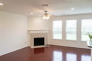2032 Creek Shore Ln, Pearland, TX 77581 - Photo 2