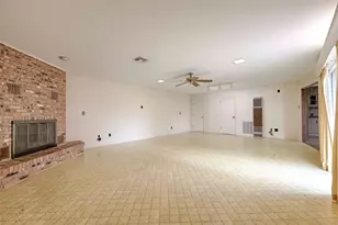 302 Baumgarten St, Schulenburg, TX 78956 - Photo 4