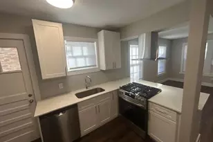 2424 Ave 0 1/2 St, Galveston, TX 77550 - Photo 4