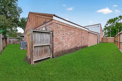 6138 Gallant Forest Drive, Houston, TX 77088 - Photo 32