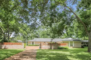 536 Oak Dr, Lake Jackson, TX 77566 - Photo 2