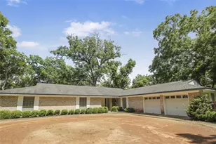 536 Oak Dr, Lake Jackson, TX 77566 - Photo 2