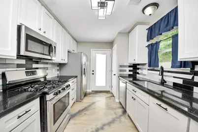 8242 Oak Knoll Lane, Houston, TX 77028 - Photo 10