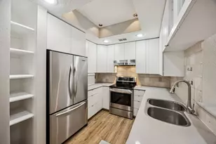7350 Kirby Dr, Houston, TX 77030 - Photo 6