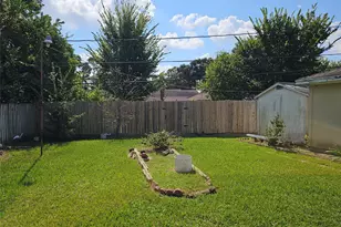 1051 W Donovan St, Houston, TX 77091 - Photo 14