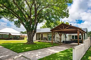 107 Duson Ave, Palacios, TX 77465 - Photo 2