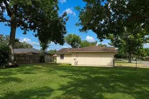 101 Hickory St, Lake Jackson, TX 77566 - Photo 14