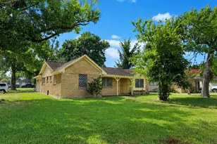 101 Hickory St, Lake Jackson, TX 77566 - Photo 2
