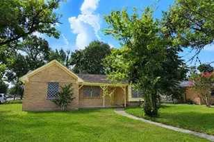 101 Hickory St, Lake Jackson, TX 77566 - Photo 1