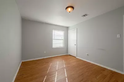 5619 Willow Glen Drive, Houston, TX 77033 - Photo 12