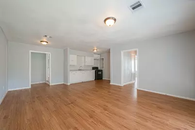 5619 Willow Glen Drive, Houston, TX 77033 - Photo 4