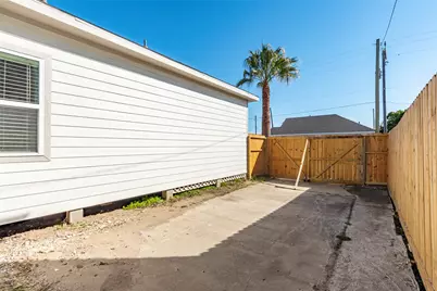 4302 Avenue R 1/2, Galveston, TX 77550 - Photo 32