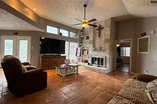 430 Enfield Dr, Highlands, TX 77562 - Photo 2