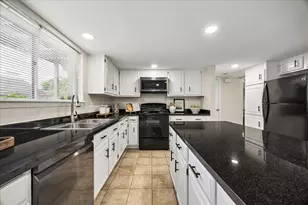 813 Lakeview Dr, Sugar Land, TX 77498 - Photo 2