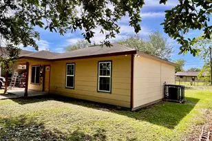 821 W 15th St, Port Arthur, TX 77640 - Photo 2