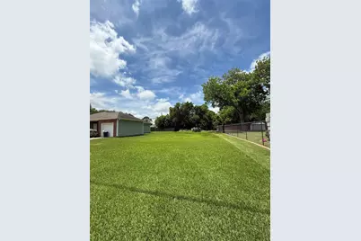 105 S Fulton Street, Texas City, TX 77591 - Photo 2